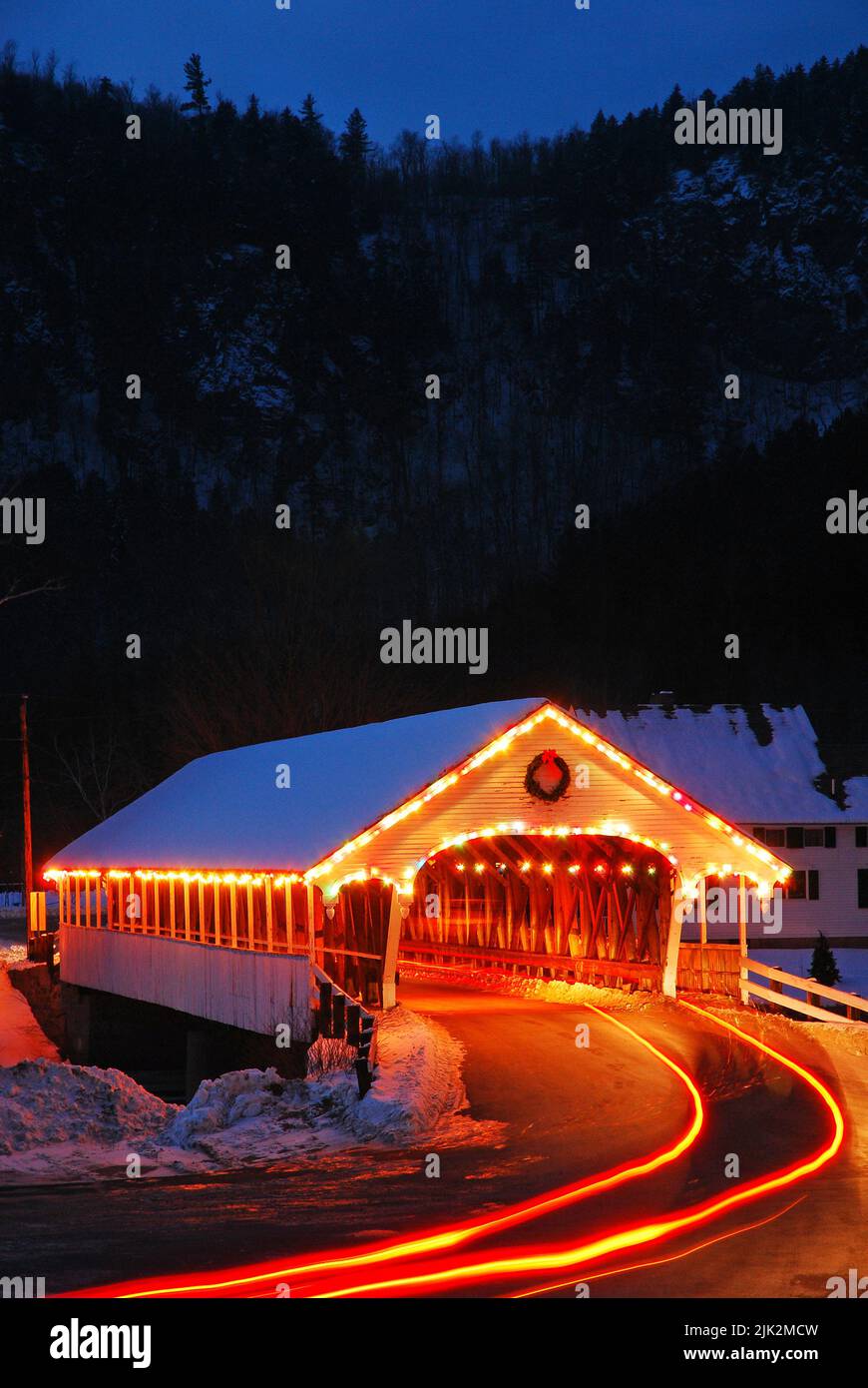 Un pont couvert est décoré et éclairé avec des lumières de Noël pour les vacances dans un petit village charmant de la Nouvelle-Angleterre Banque D'Images