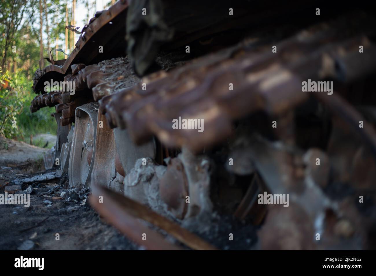 Le char moderne de l'armée russe en Ukraine a été écrasé et brûlé lors de la guerre de 2022 Banque D'Images