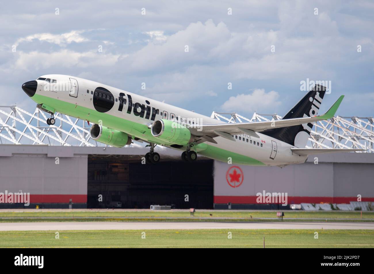 Un avion de la compagnie aérienne Flair Airlines prend son envol à l'aéroport Trudeau de Montréal, Québec, Canada. Banque D'Images