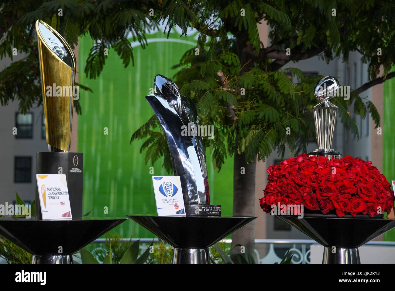Le trophée du championnat national de football de l'université (à droite), le Trophée du championnat de football de l'université PAC-12 (au centre) et le Trophée de Leishman (à droite) sont vus pendant l'équipe de l'équipe de Pennsylvanie Banque D'Images
