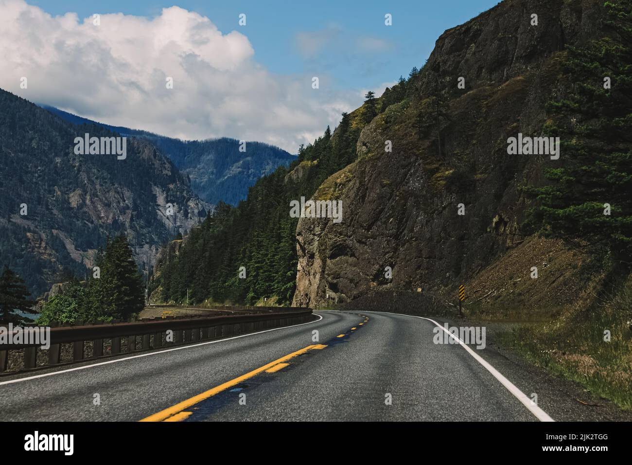 Route panoramique à travers les montagnes sans voiture Banque D'Images