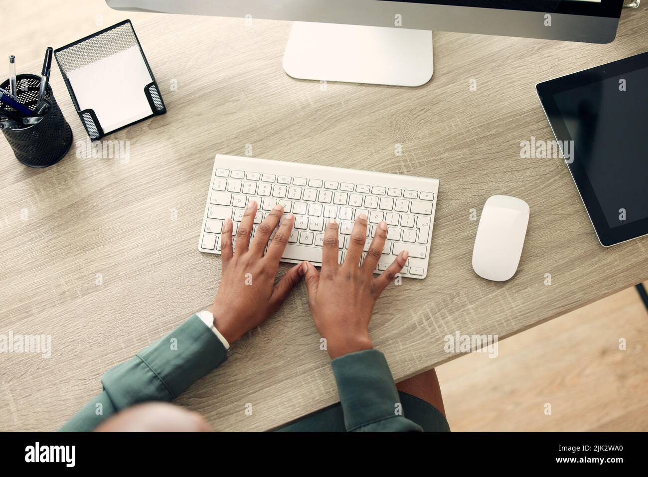 Theres toujours quelque chose de grand à planifier. Photo en grand angle d'une femme d'affaires non reconnaissable travaillant sur un ordinateur dans un bureau. Banque D'Images