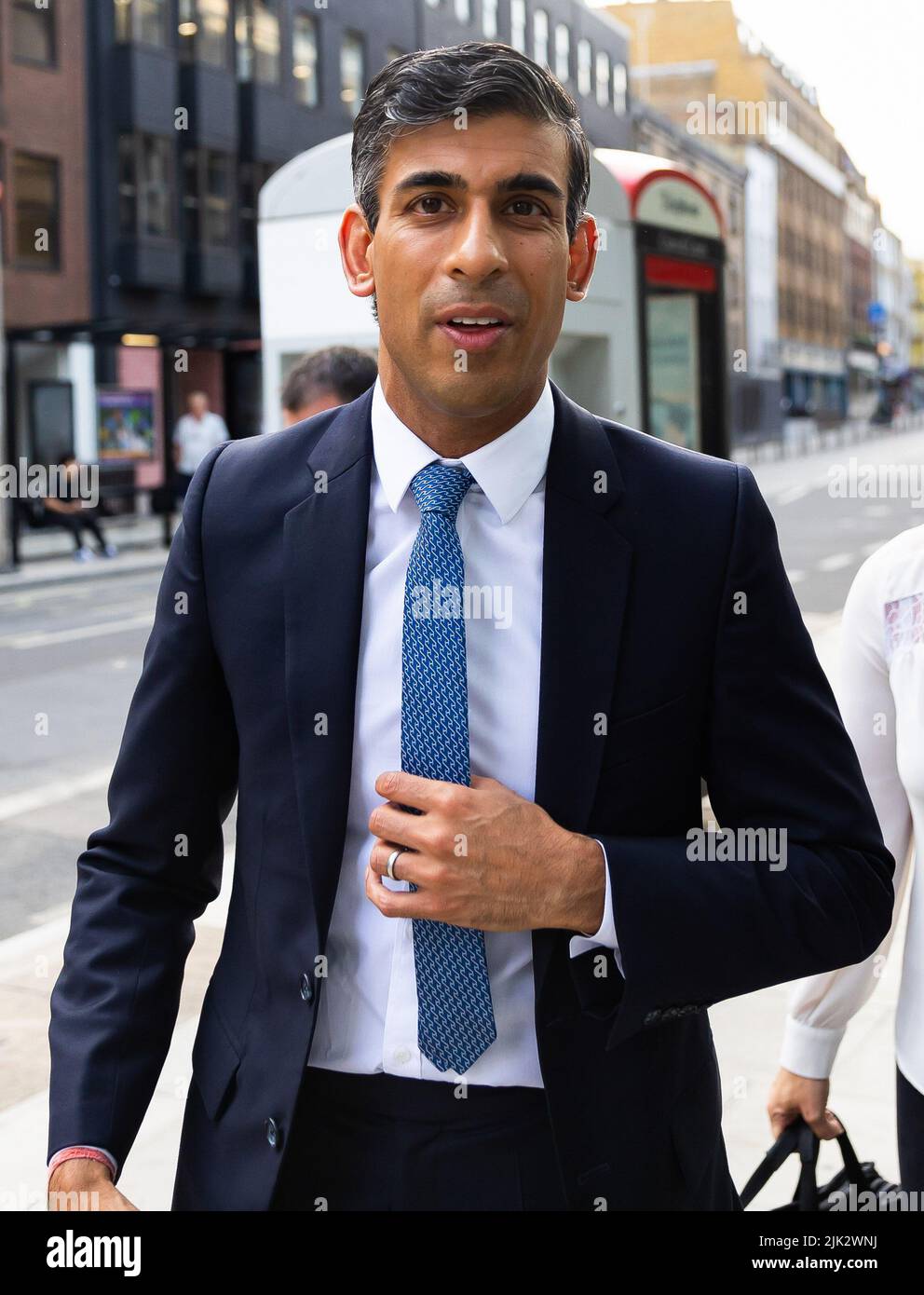 Londres, Royaume-Uni. 29th juillet 2022. L'ancien chancelier et candidat à la direction conservatrice Rishi Sunak arrive aux studios ITN de Londres avant une entrevue avec Andrew Neil. Crédit : SOPA Images Limited/Alamy Live News Banque D'Images