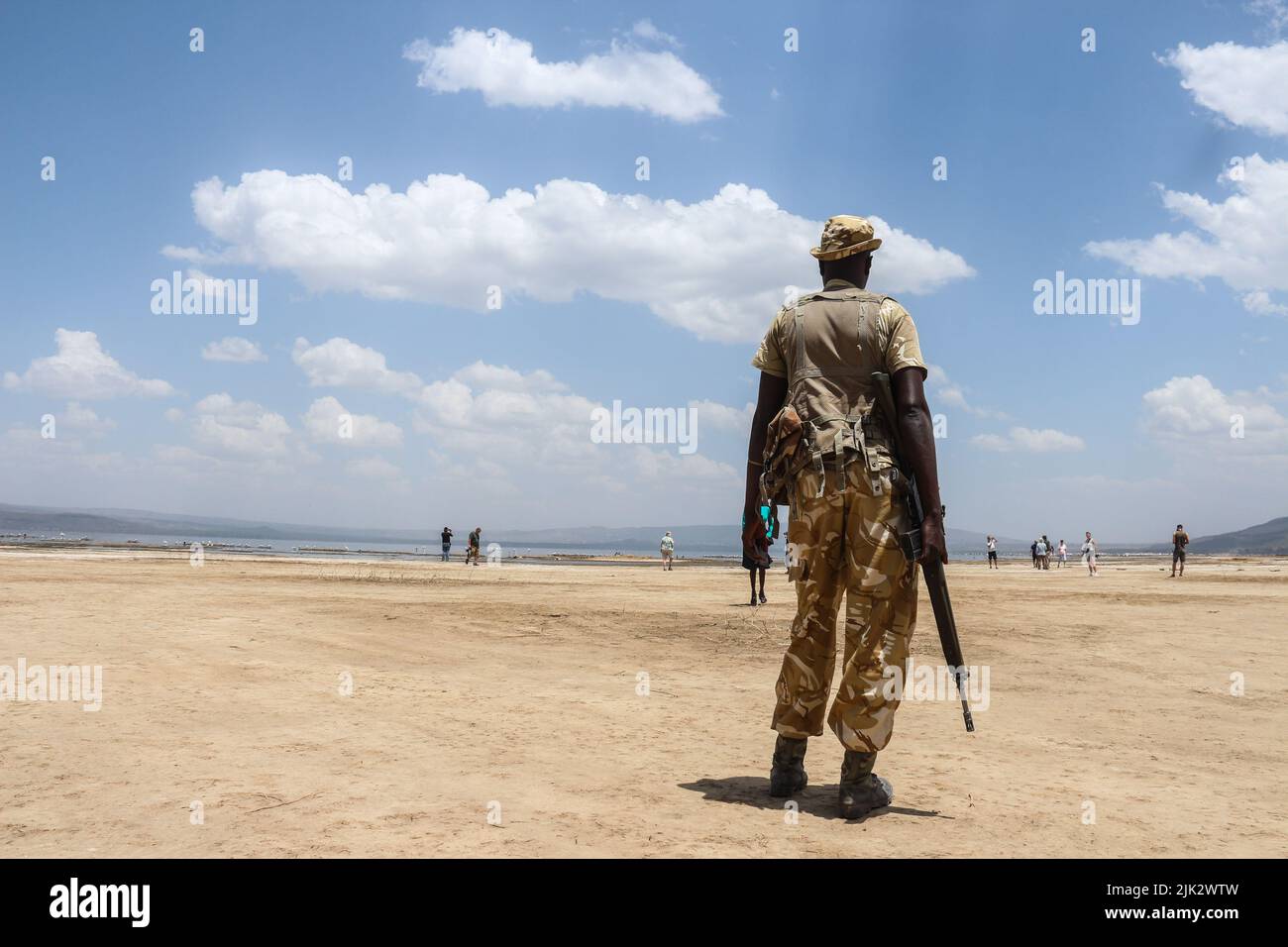 Nakuru, Kenya. 3rd mars 2019. Un éleveur de jeux du Kenya Wildlife Service surveille les touristes lors des célébrations de la Journée mondiale de la faune de cette année au parc national du lac Nakuru. (Image de crédit : © James Wakibia/SOPA Images via ZUMA Press Wire) Banque D'Images