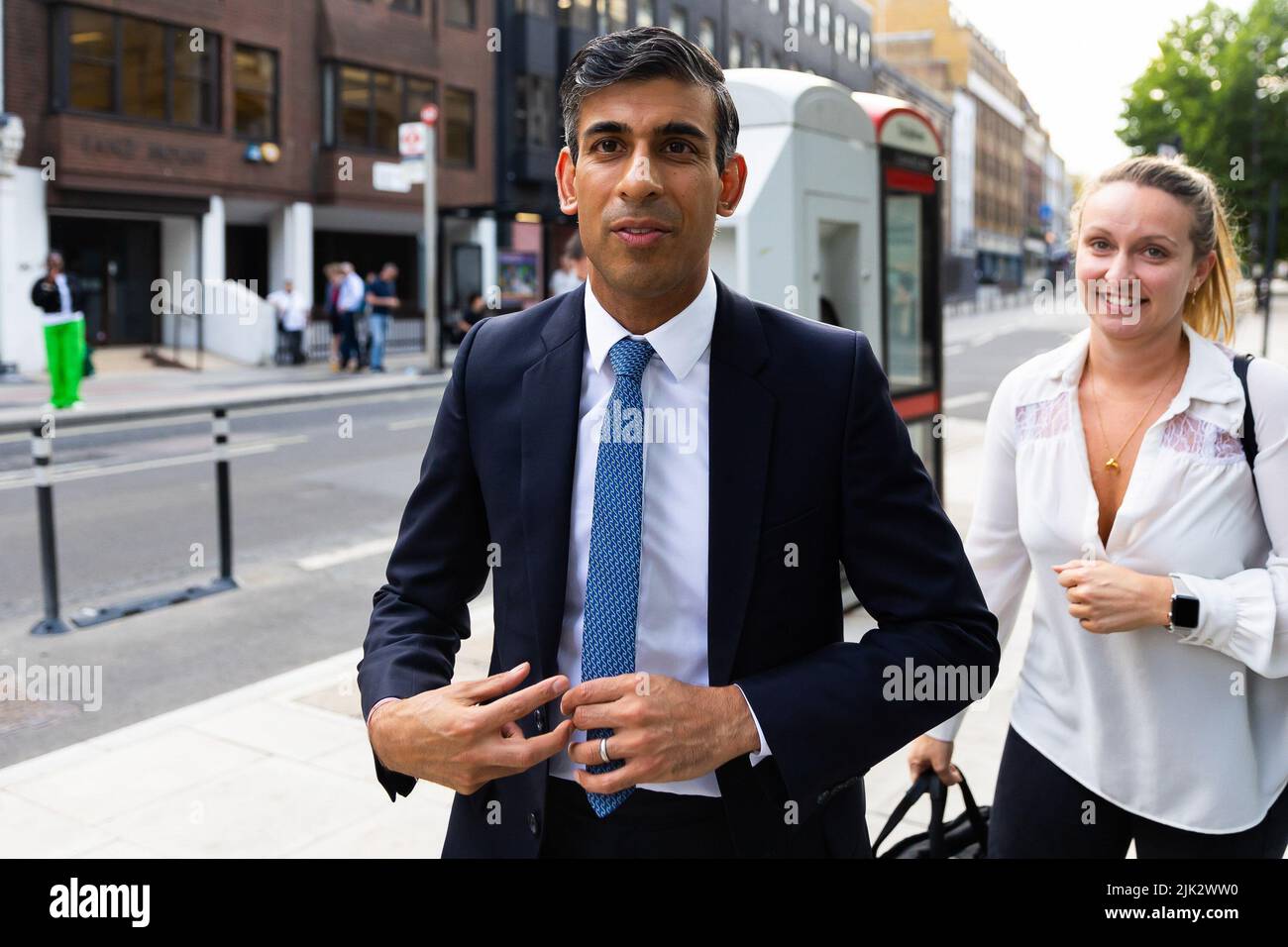 Londres, Royaume-Uni. 29th juillet 2022. L'ancien chancelier et candidat à la direction conservatrice Rishi Sunak arrive aux studios ITN de Londres avant une entrevue avec Andrew Neil. (Photo de Tejas Sandhu/SOPA Images/Sipa USA) Credit: SIPA USA/Alay Live News Banque D'Images