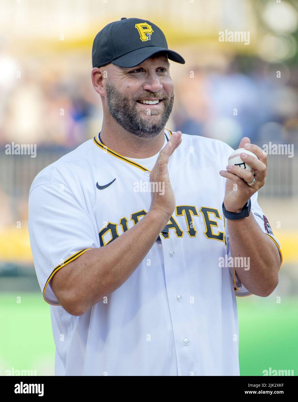 Latrobe, États-Unis. 29th juillet 2022. Le quarterback retraité des Steelers de Pittsburgh Ben Roethlisberger prend la terre et se prépare à lancer le premier terrain avant le début du match contre les Pirates de Pittsburgh et les Phillies de Philadelphie vendredi, 29 juillet 2022 au parc PNC de Pittsburgh. Photo par Archie Carpenter/UPI crédit: UPI/Alay Live News Banque D'Images