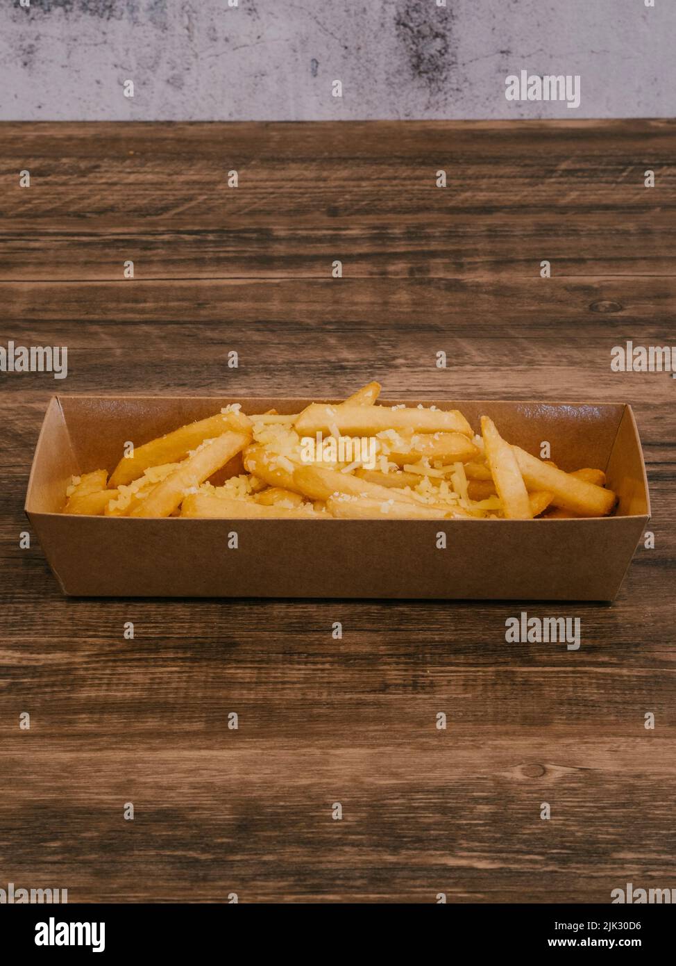 Frites aux truffes avec flocons de truffe rasés dans un plateau en