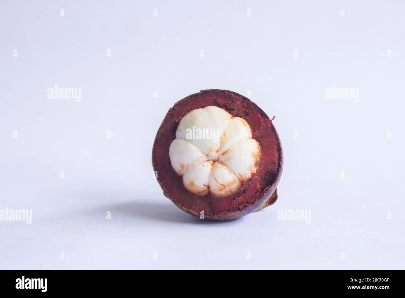 Frais, mangosteen (Garcinia mangostana) isolé sur fond blanc Banque D'Images