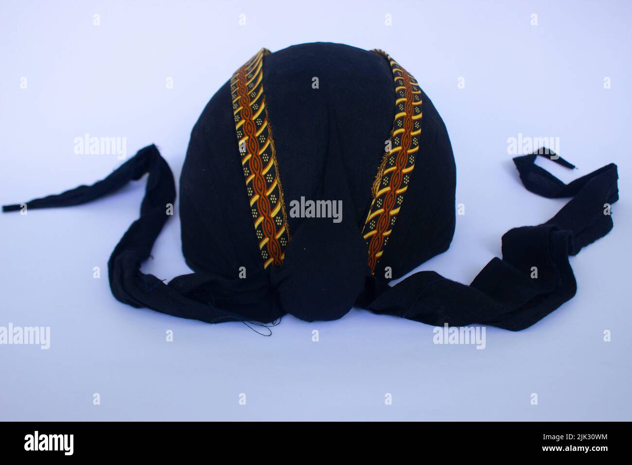 Blangkon chapeau traditionnel hommes javanais. Isolé sur fond blanc Banque D'Images