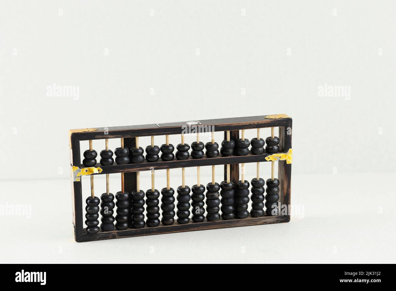 Vintage Abacus, Swipoa ou Sempoa en bois. Calculatrice traditionnelle  chinoise isolée sur fond de crème Photo Stock - Alamy