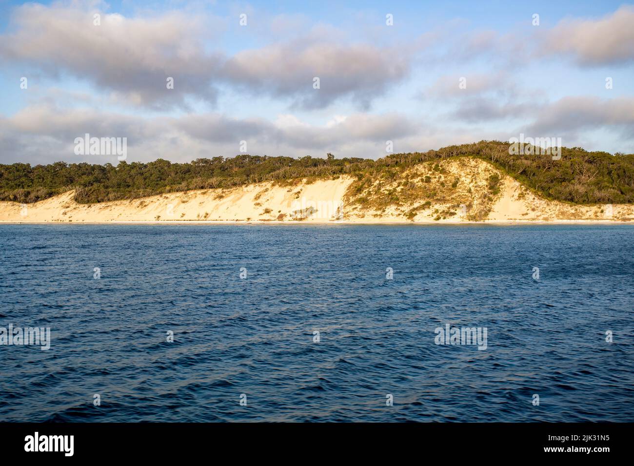 Vue sur la côte ouest de l’île Fraser, connue sous le nom aborigène de K’gari, une île de sable de 122 km de long au large de la côte est de l’Australie Banque D'Images
