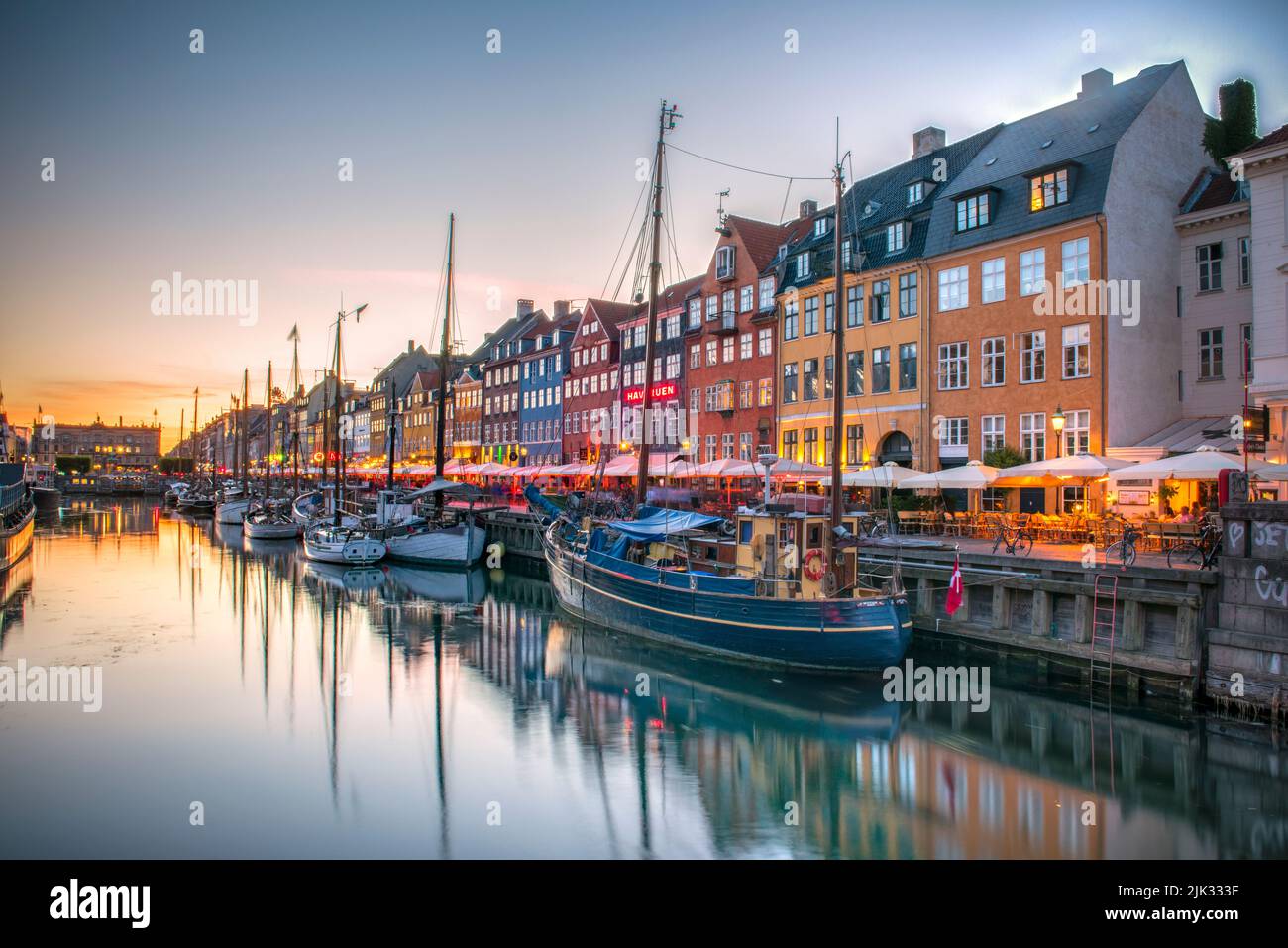 Coucher de soleil soir vue panoramique à Nyhavn, Copenhague, Danemark. Banque D'Images