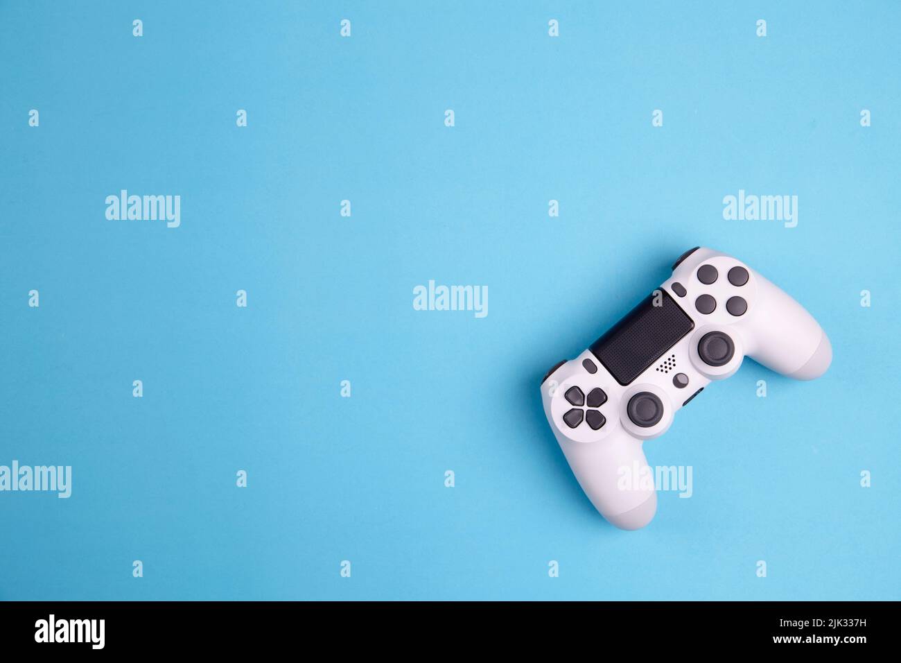 Manette de jeu isolée sur fond bleu , la console de jeux vidéo a développé Interactive Entertainment Banque D'Images