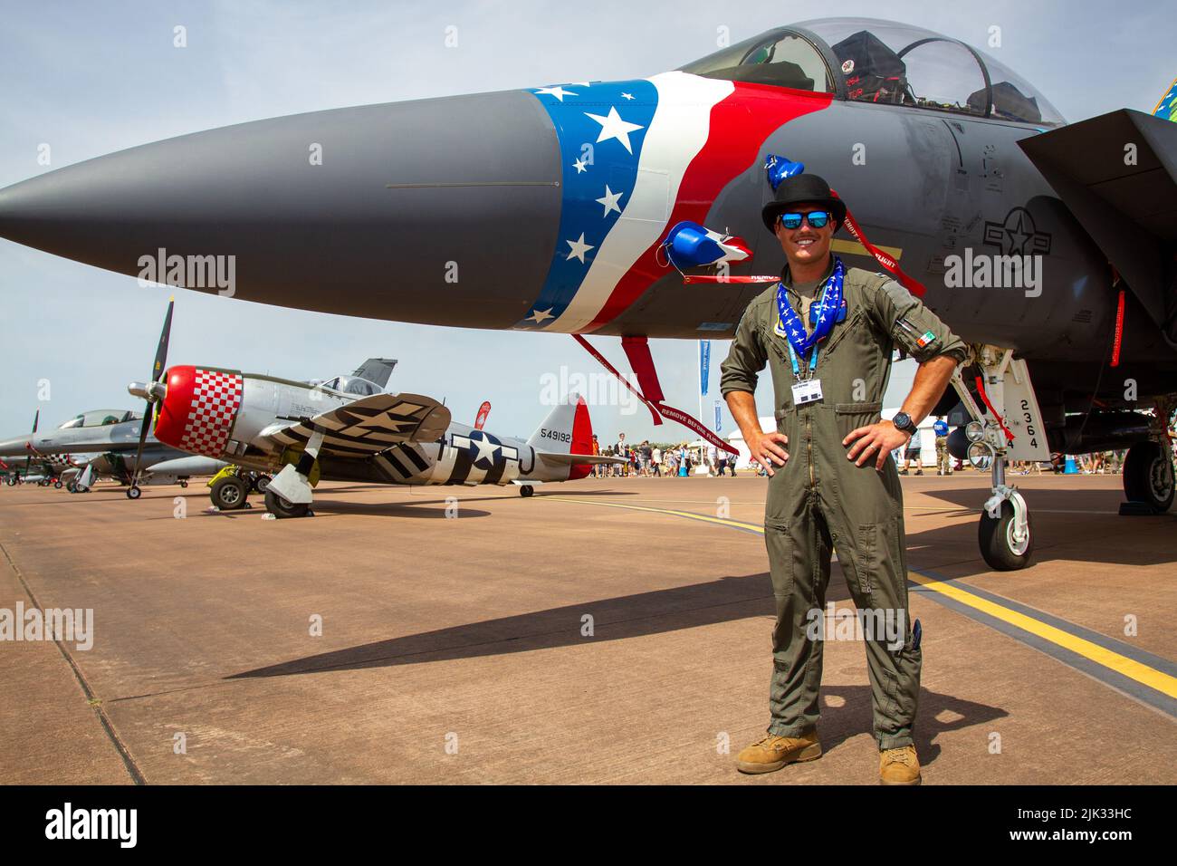 Un copilote du 492nd Escadron de chasseurs debout avec son F-15E Strike Eagle Banque D'Images