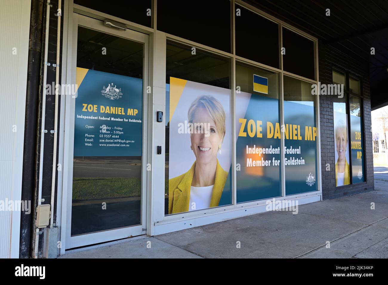 En plus du bureau de l'électorat de Zoe Daniel MP, membre indépendant de l'électorat de Goldstein, présentant en évidence des images de son visage Banque D'Images