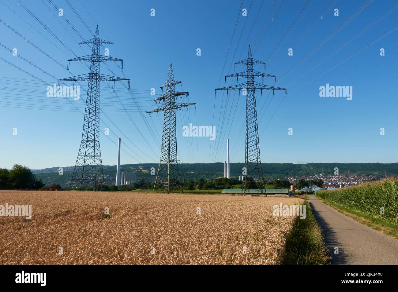 La centrale au charbon est hors service. Paysage avec poteaux électriques et champ de blé. Sortie de l'énergie du charbon. Allemagne, Deizisau, Altbach. Banque D'Images