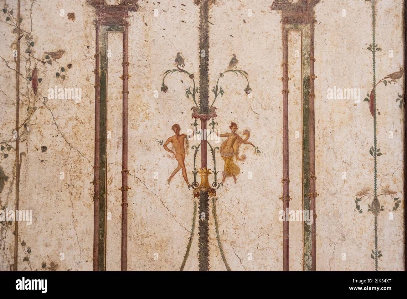 NAPLES, ITALIE - 06 MAI 2022 - fresque romaine pittoresque et colorée en couple, dans le sud de l'Italie Banque D'Images