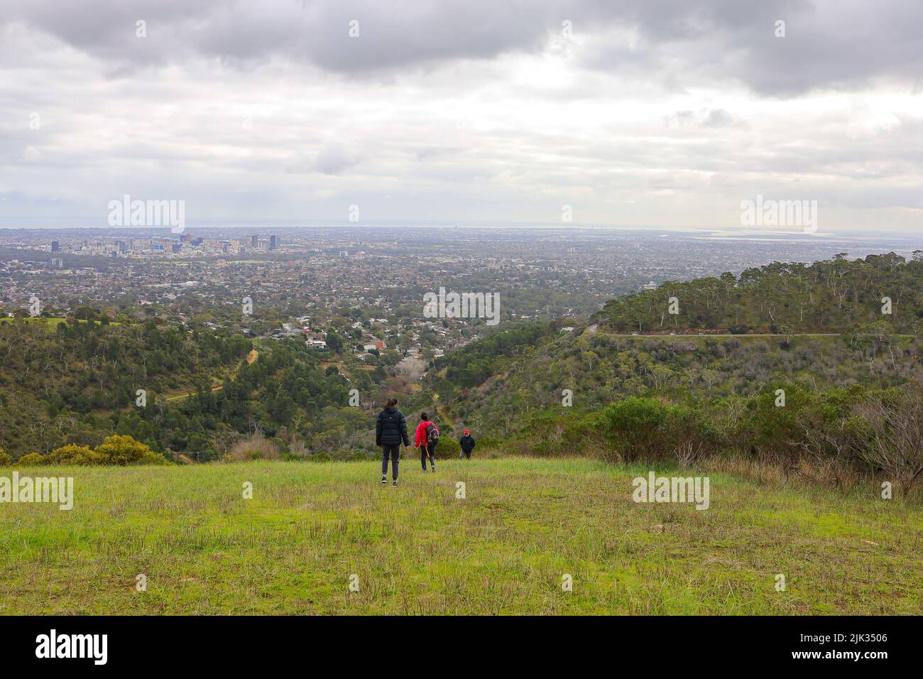 Les visiteurs du parc national de Cleland font une promenade le long de l'un des nombreux sentiers depuis le point de vue de long Ridge avec vue sur la ville d'Adélaïde. Banque D'Images