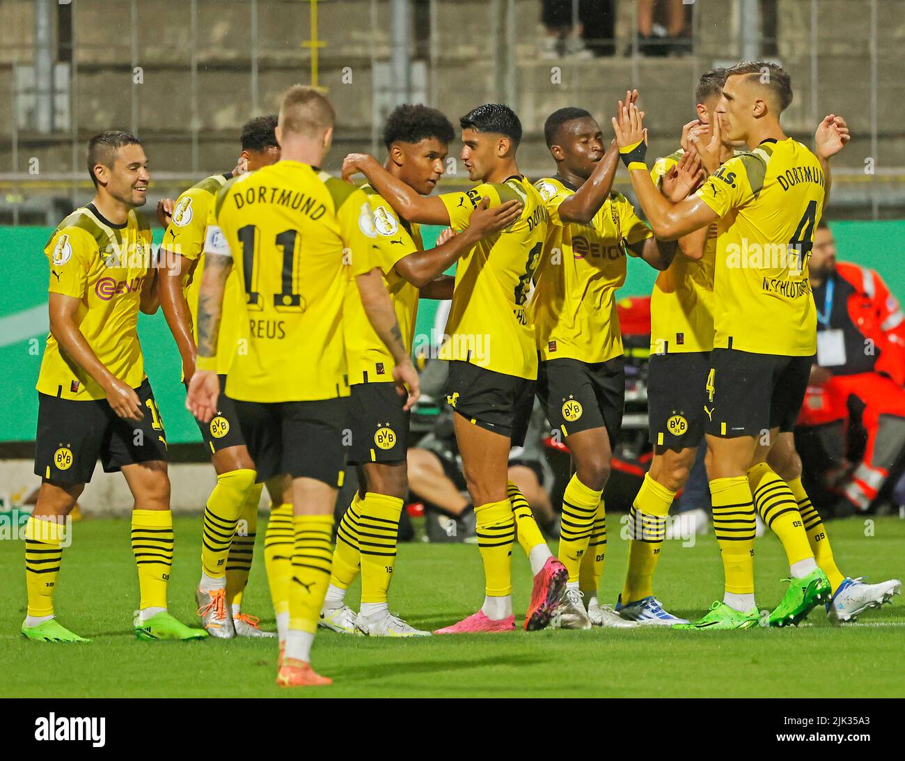 Munich, Allemagne. 29th juillet 2022. Les joueurs de Dortmund fêtent leur score lors d'un match de football de la coupe allemande entre le TSV 1860 Munich et Borussia Dortmund à Munich, Allemagne, 29 juillet 2022. Credit: Philippe Ruiz/Xinhua/Alay Live News Banque D'Images