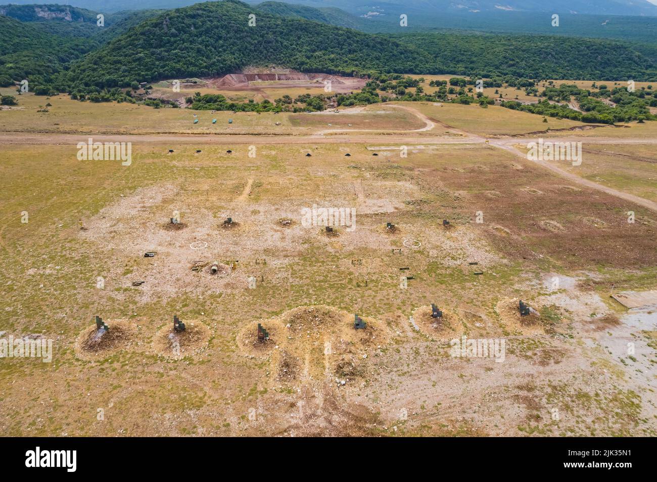 Tir de drone du site d'entraînement militaire et de l'aire de tir en Grèce. Photo de haute qualité Banque D'Images