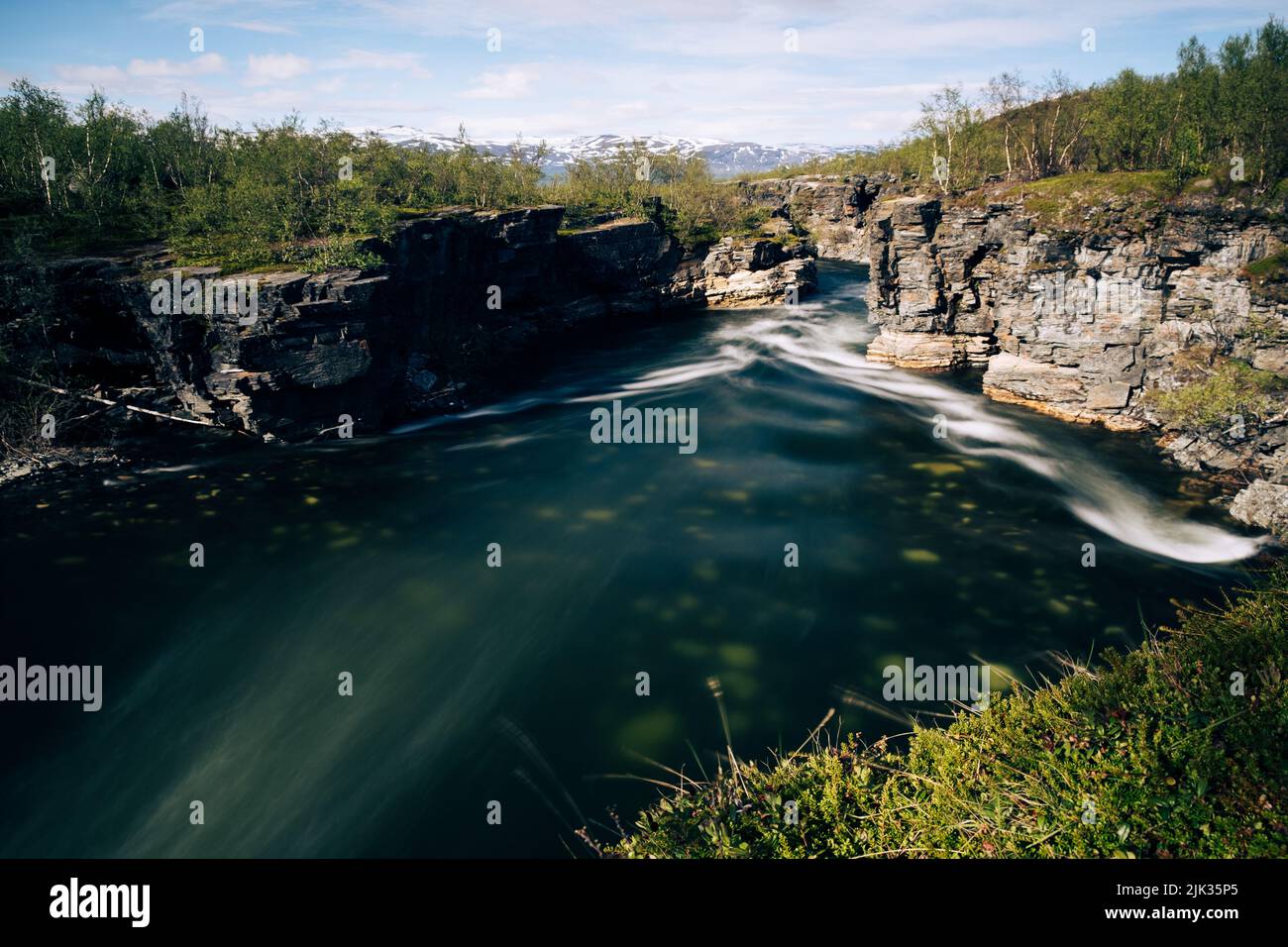 Photo longue exposition d'une rivière qui traverse un canyon Banque D'Images
