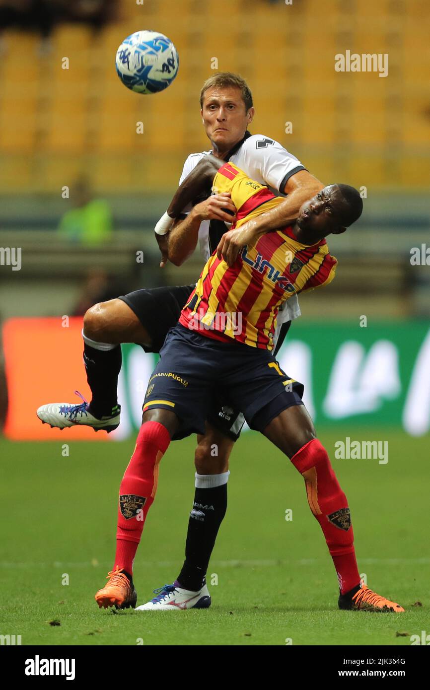 Simone Romagnoli de PARME CALCIO concurrence pour le ballon avec Assan  Ceesay de US LECCE lors du match amical entre Parme Calcio et US Lecce at  en Photo Stock - Alamy