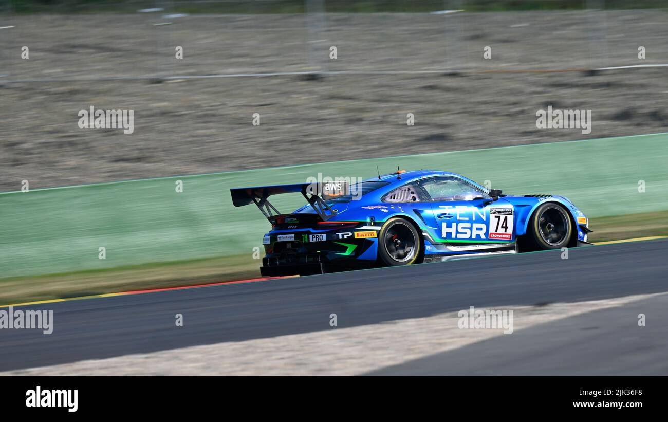 ÉCHAUFFEMENT,Felipe Nasr, Matt Campbell, Mathieu Jaminet,EMA Motorsport,Porsche 911 GT3-R. Banque D'Images