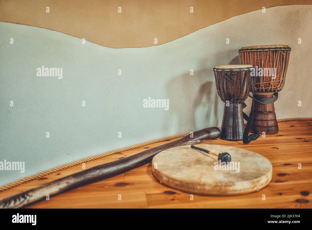 Shaman tambours et djembe avec didgeridoo. Espace de cérémonie Photo Stock  - Alamy
