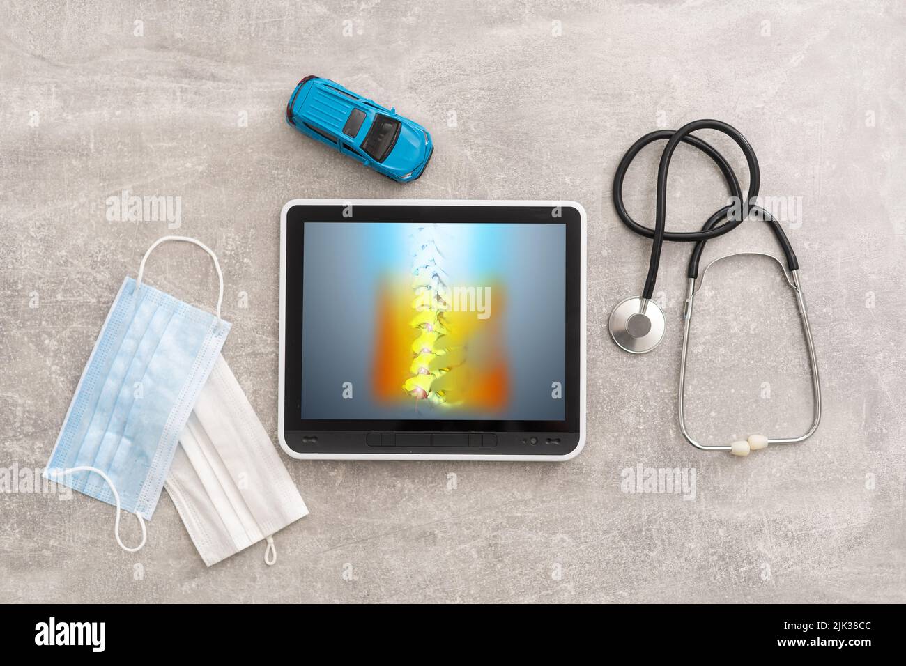 Tablette. Radiographie du bassin d'un patient, squelette de l'articulation de la hanche, concept médical. Douleur pelvienne, fracture, problèmes articulaires Banque D'Images