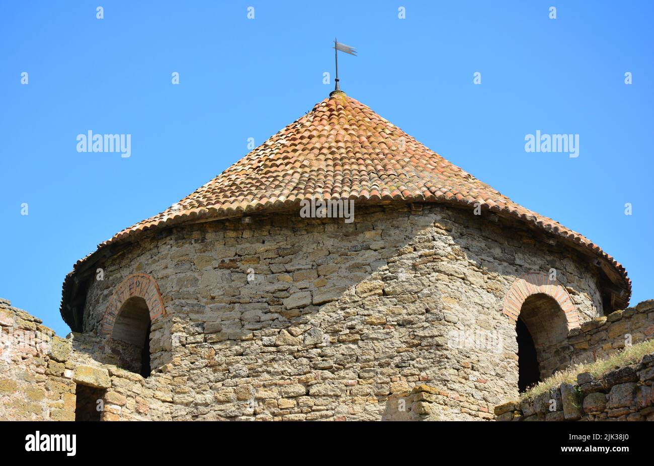 Une tour d'une forteresse médiévale avec des murs en calcaire épais et un toit en bois reconstruit. Une tour de la forteresse de Bilhorod-Dnistrovskyi. Banque D'Images