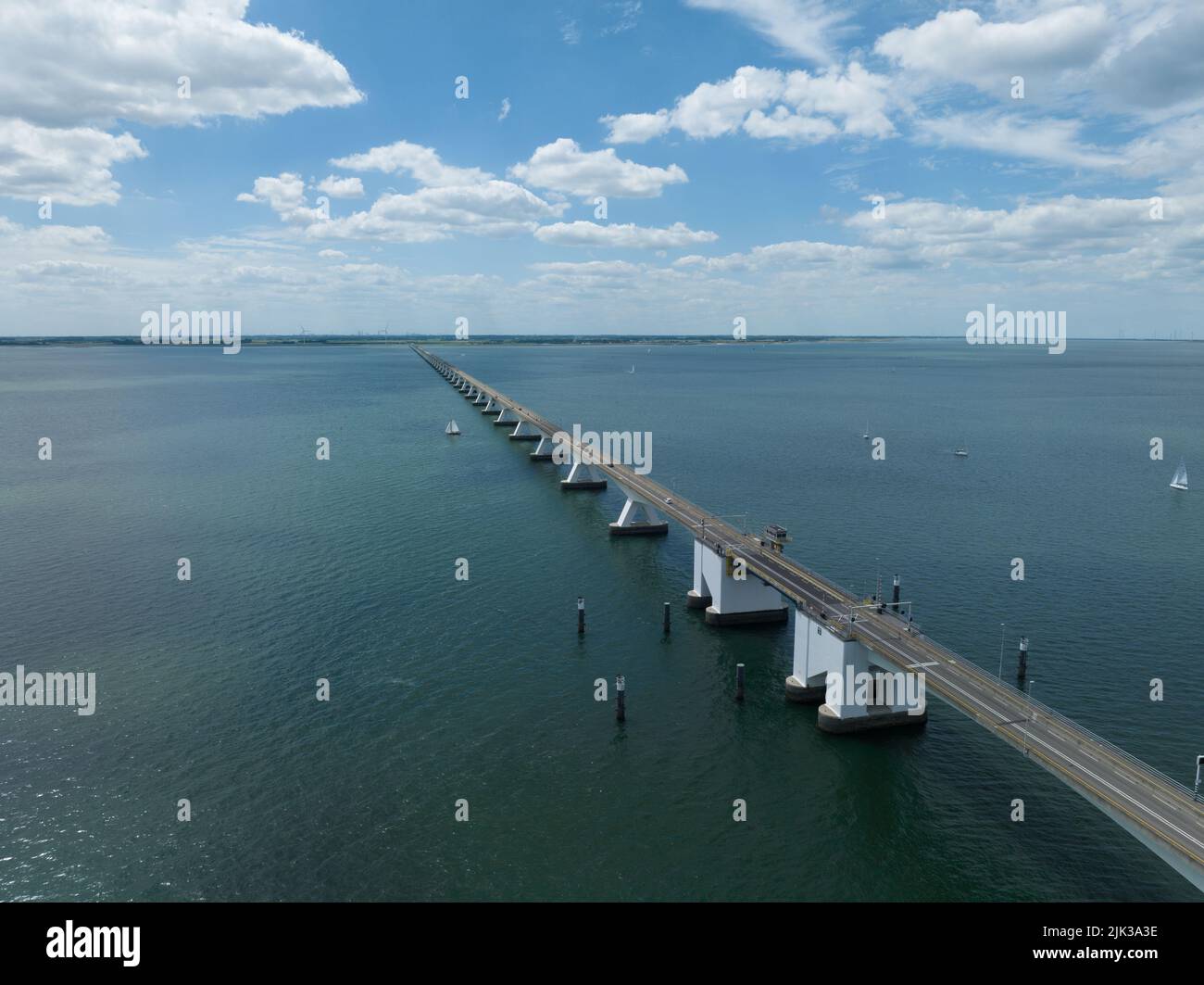 Pont de Zeelandbridge à l'infini dans la vue aérienne de drone de distance. Partie de Delta fonctionne. Infrastructure néerlandaise holland Zeeland. Livraison du transport Banque D'Images