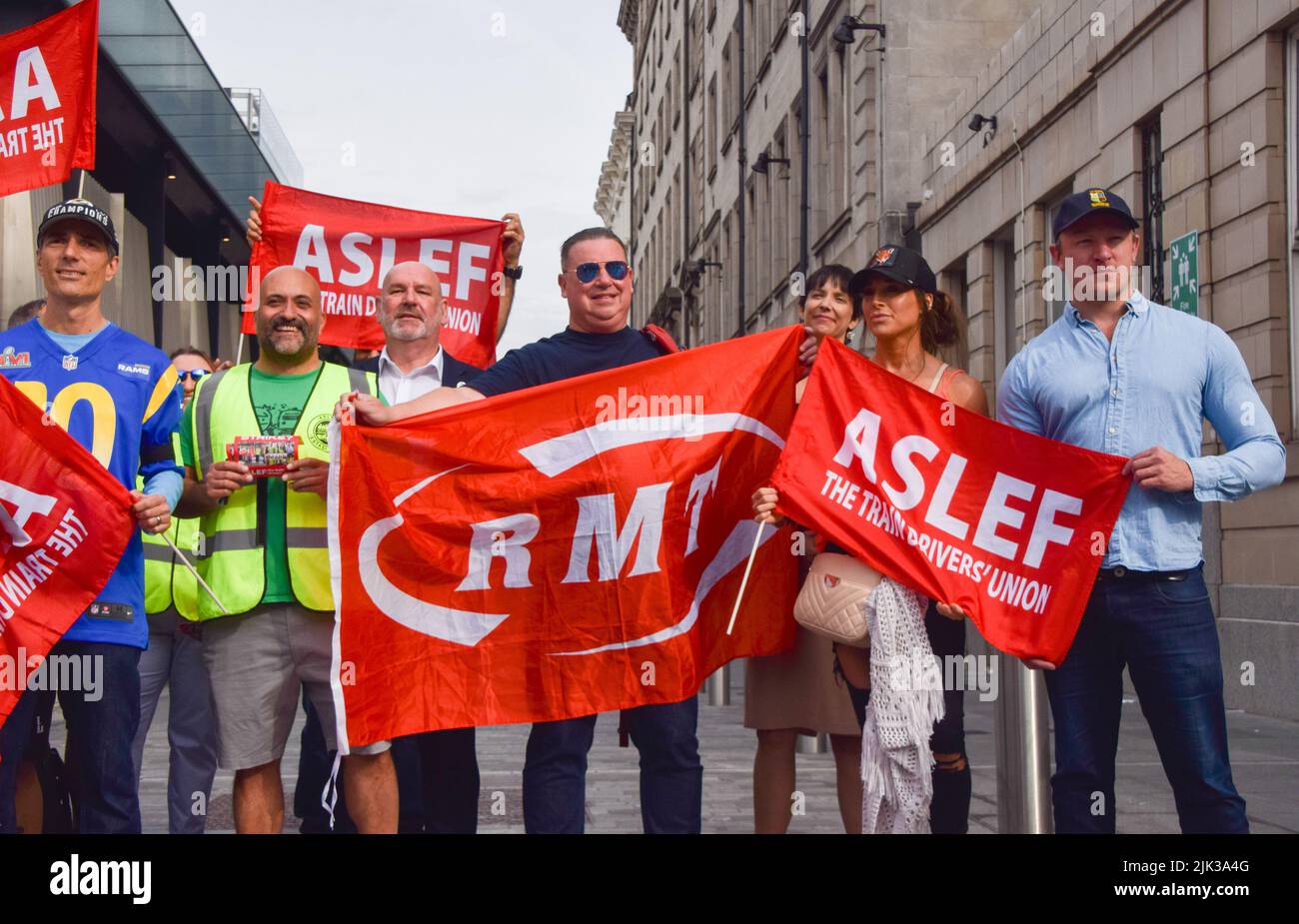 Londres, Royaume-Uni. 30th juillet 2022. Mick Whelan, secrétaire général de l'ASLEF (au centre à gauche), le président du RMT, Alex Gordon (au centre), et le député travailliste, Sam Tarry (à l'extrême droite), rejoignent le piquet de grève à la gare de Paddington. Le syndicat des conducteurs de train ASLEF (Associated Society of Locomotive Engineers and Firemen) a organisé des sorties de train sur salaire. Credit: Vuk Valcic/Alamy Live News Banque D'Images