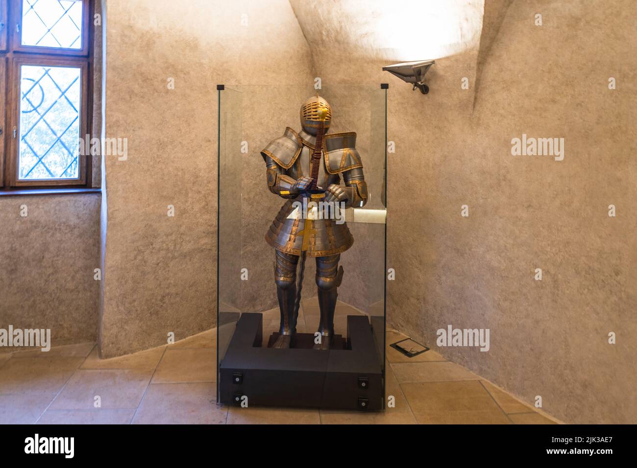 L'armure de la plaque de chevalier Renaissance au château d'Orava. Oravsky Podzamok, Slovaquie, 21 juillet 2022 Banque D'Images
