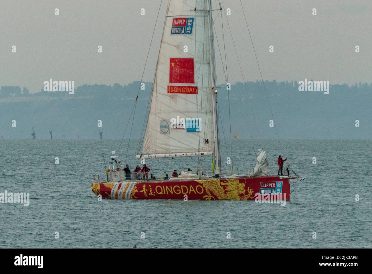 Southend on Sea, Essex, Royaume-Uni. 30th juillet 2022. La course de yacht Clipper Round the World a débuté sur l'estuaire de la Tamise en septembre 2019, mais a été interrompue à mi-chemin sur la route mondiale en raison de la pandémie de COVID 19. Au début de l'année, les yachts de course ont achevé la route 40 000nm jusqu'à la ligne d'arrivée dans l'estuaire de la Tamise, au large de Southend Pier, à l'aube. La course globale a été gagnée par l'équipe de Qingdao, vu passer les mâts de l'épave du SS Richard Montgomery vers la ligne d'arrivée. 11 équipes se sont garantes dans des yachts identiques de 70 pieds Banque D'Images