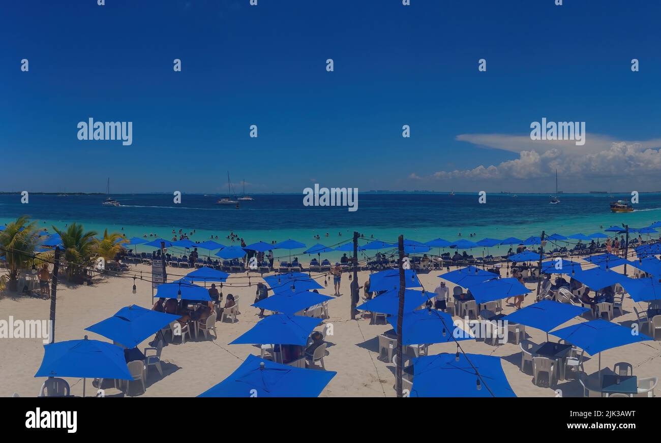 Parasols bleus sur une plage sur Isla Mujeres au Mexique Banque D'Images