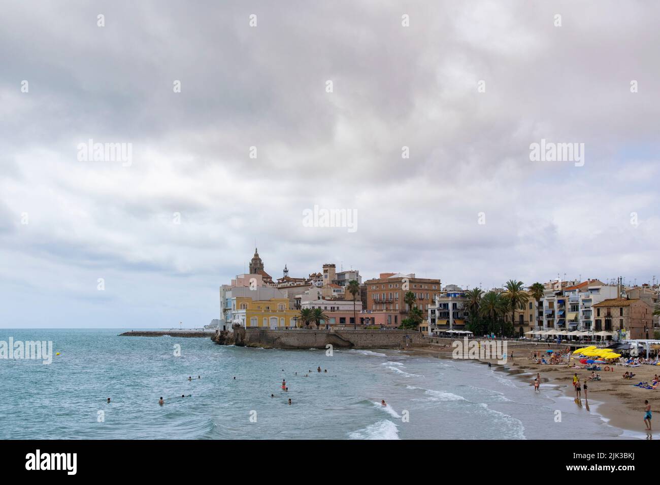 Vue panoramique sur la plage de San Sebastian à Sitges, province de Barcelone, Espagne Banque D'Images