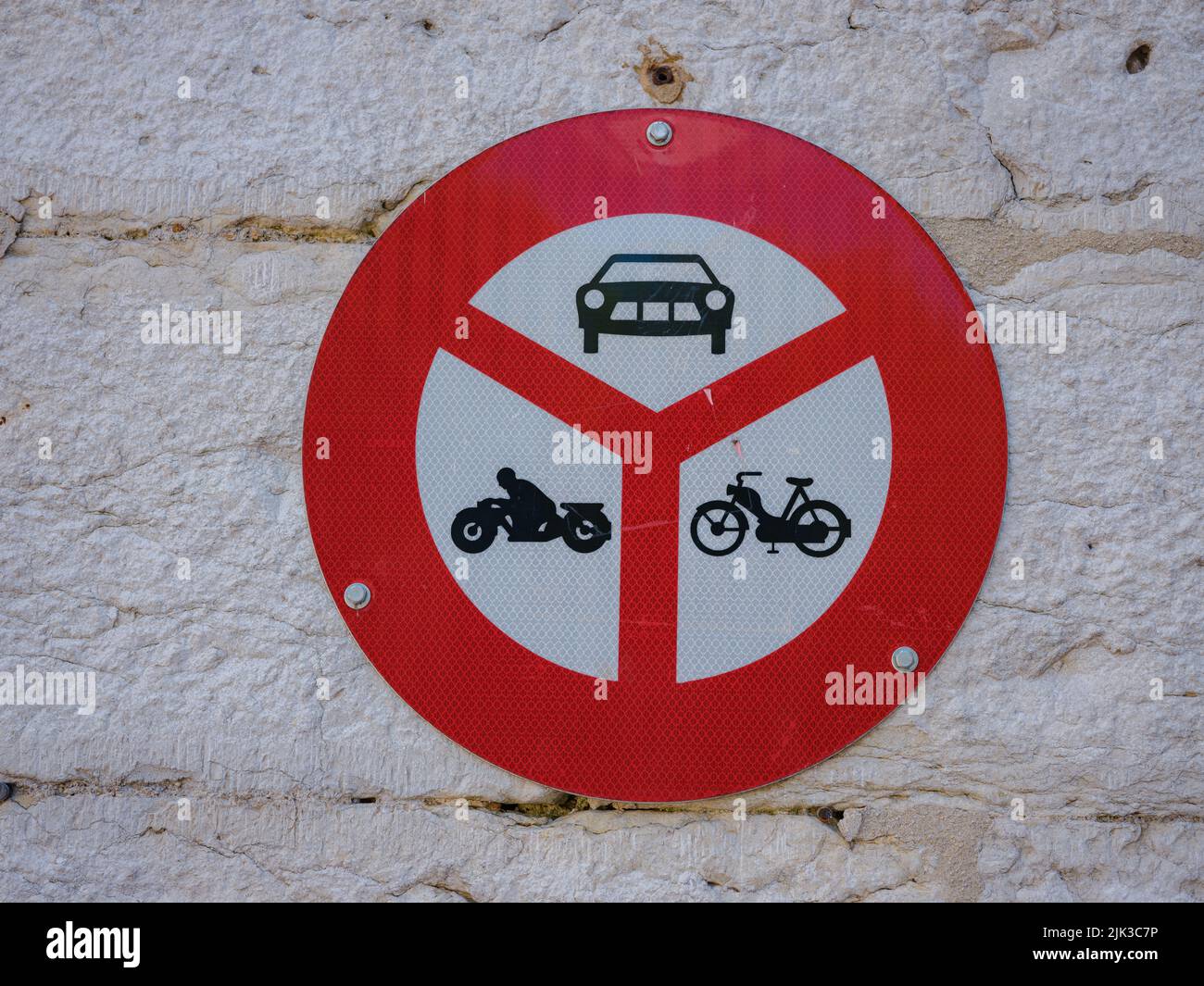 Signalisation routière pas d'entrée des véhicules marqués. Rouge et blanc pas de passage pour les voitures et les motos, par jour, sans personnes en ville Banque D'Images
