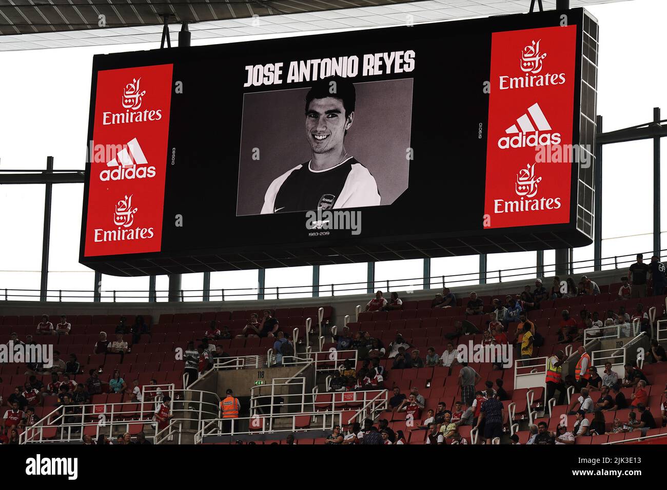 Un hommage à l'ancien joueur d'Arsenal et de Séville, José Antonio Reyes, est affiché sur grand écran avant la finale de la coupe Emirates au stade Emirates, à Londres. Date de la photo: Samedi 30 juillet 2022. Banque D'Images