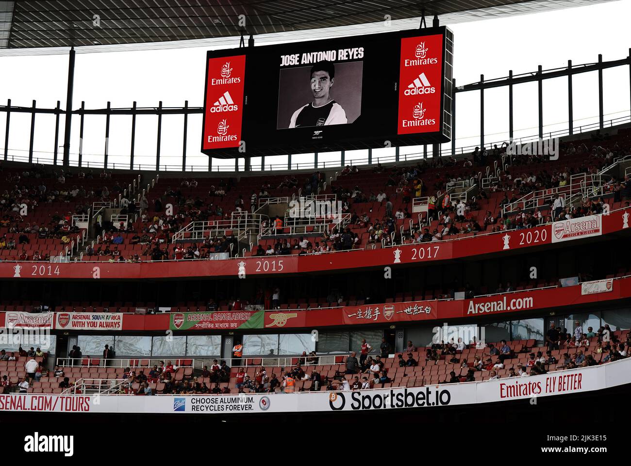 Un hommage à l'ancien joueur d'Arsenal et de Séville, José Antonio Reyes, est affiché sur grand écran avant la finale de la coupe Emirates au stade Emirates, à Londres. Date de la photo: Samedi 30 juillet 2022. Banque D'Images