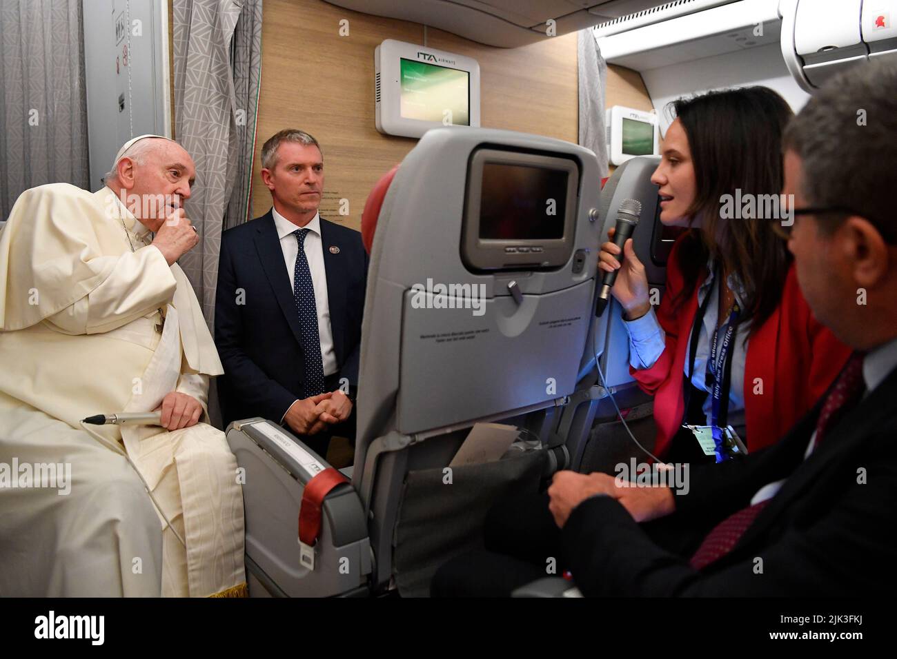 Canada, le 30 juillet 2022. Le pape François parle aux journalistes à bord d'un avion dépariné du Canada sur son chemin de retour au Vatican (photo des médias du Vatican). Credit: Vatican Media/Picciarella/Alamy Live News Banque D'Images