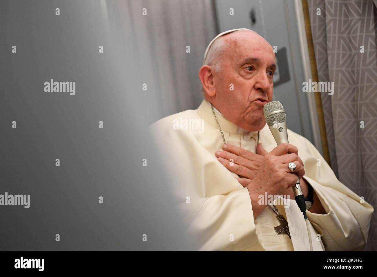 Canada, le 30 juillet 2022. Le pape François parle aux journalistes à bord d'un avion dépariné du Canada sur son chemin de retour au Vatican (photo des médias du Vatican). Credit: Vatican Media/Picciarella/Alamy Live News Banque D'Images