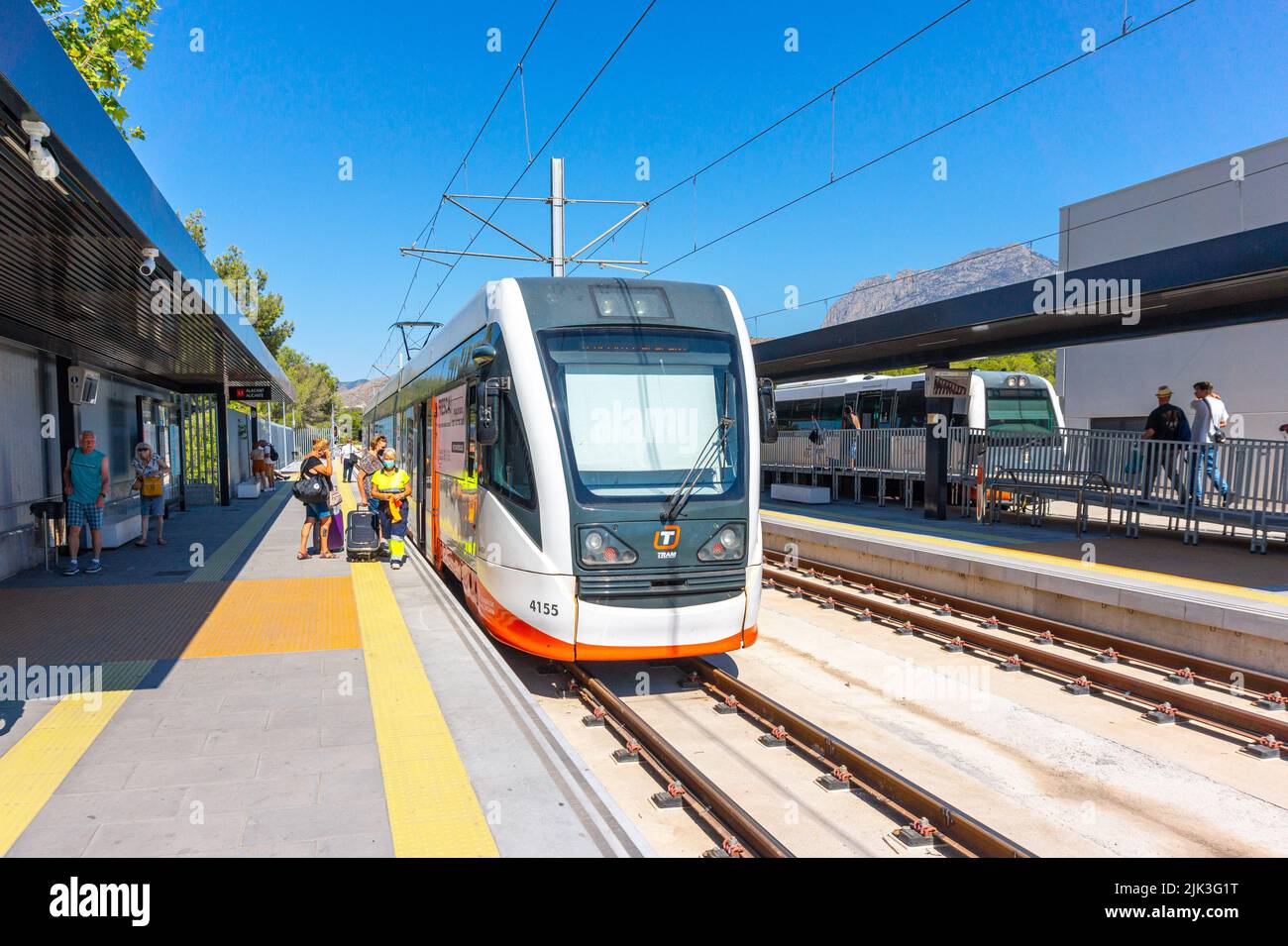 Train dans la plate-forme de gare, Benidorm, Alicante, Espagne Banque D'Images