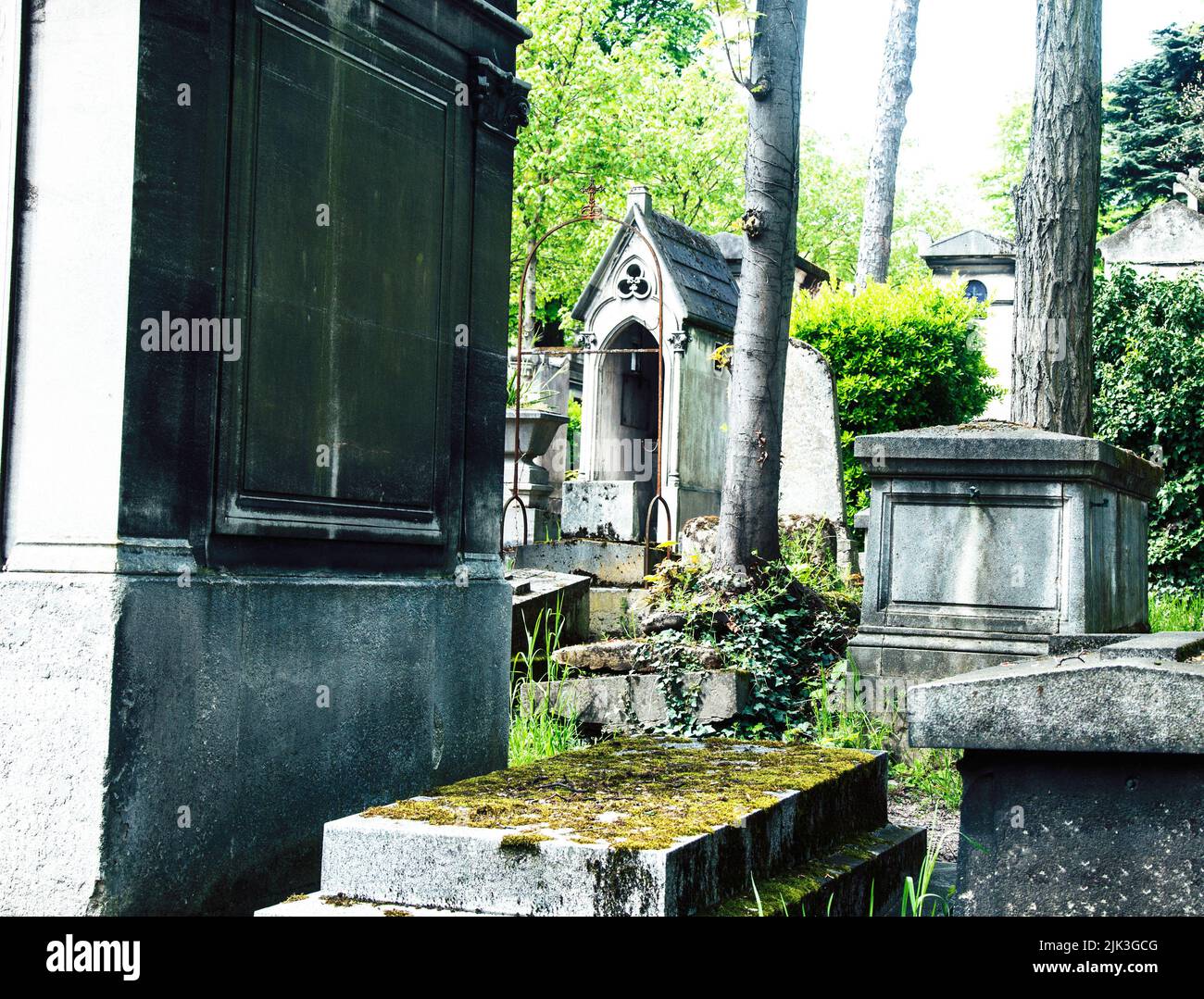 Les pierres tombales du cimetière en style gothique au crépuscule, traverse Paris Banque D'Images