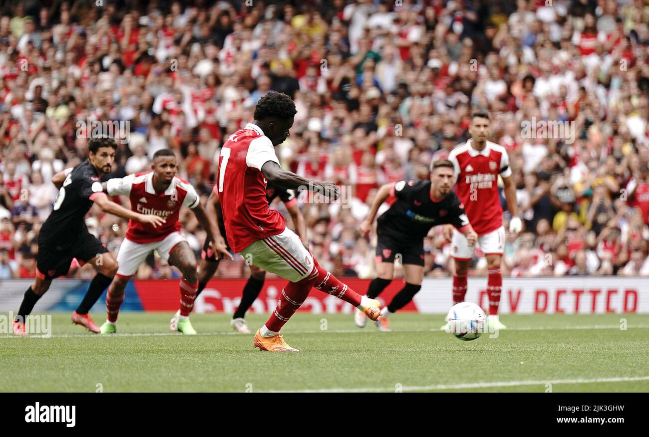 Bukayo Saka d'Arsenal marque le premier but du match de son côté à partir de la zone de pénalité lors de la finale de la coupe Emirates au stade Emirates, à Londres. Date de la photo: Samedi 30 juillet 2022. Banque D'Images
