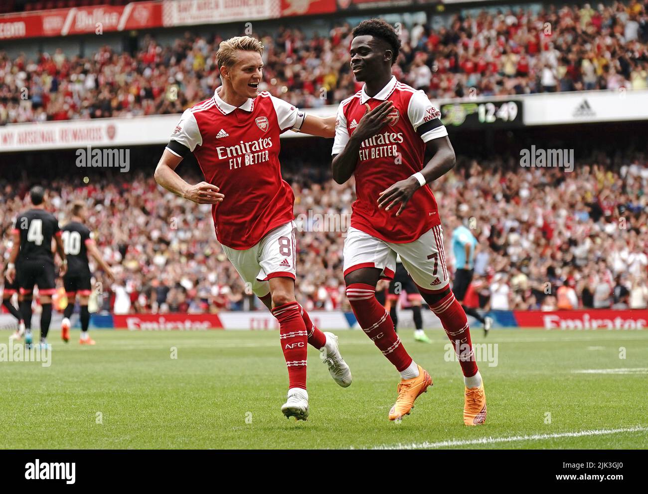 Bukayo Saka d'Arsenal (à droite) célèbre avec Martin Odegaard marquant le premier but du match de leur côté depuis la zone de pénalité lors de la finale de la coupe Emirates au stade Emirates, Londres. Date de la photo: Samedi 30 juillet 2022. Banque D'Images