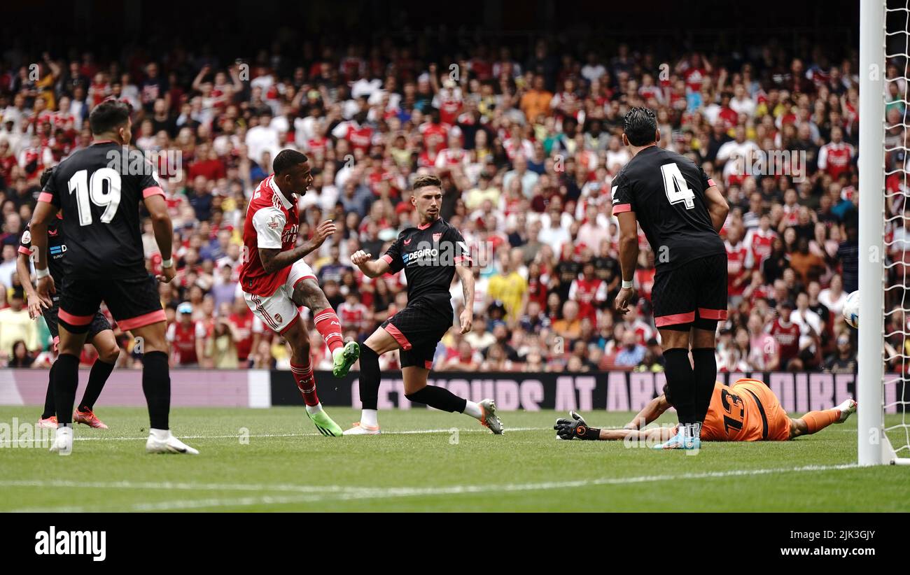 Gabriel Jesus d'Arsenal marque le deuxième but de son équipe lors de la finale de la coupe Emirates au stade Emirates, Londres. Date de la photo: Samedi 30 juillet 2022. Banque D'Images