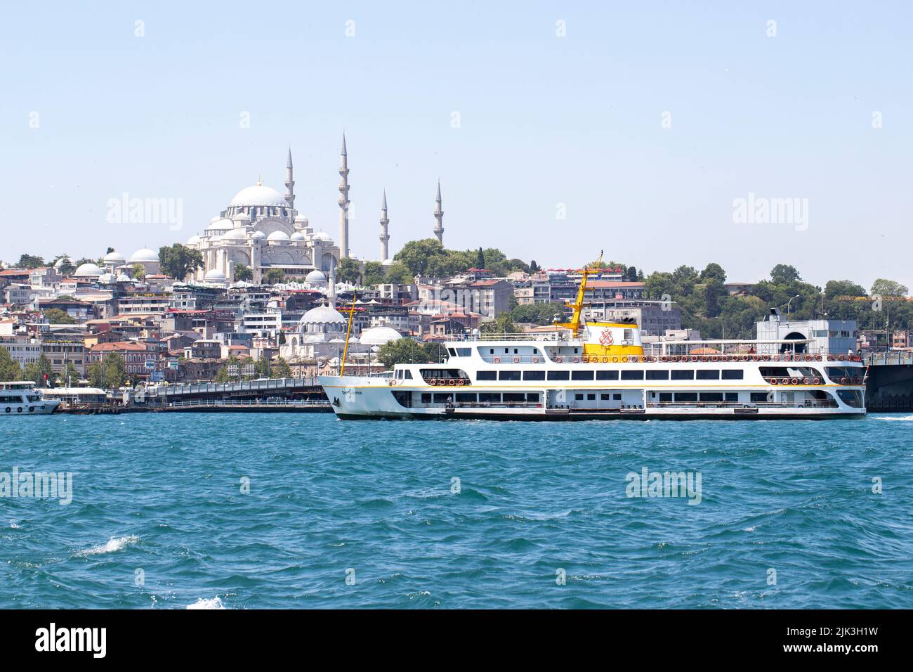 Istanbul, Turquie - juillet 2022 : vue sur la péninsule historique d'Istanbul depuis la mer. Avec le pont de Galata et le ferry des lignes de la ville. Istanbul Banque D'Images