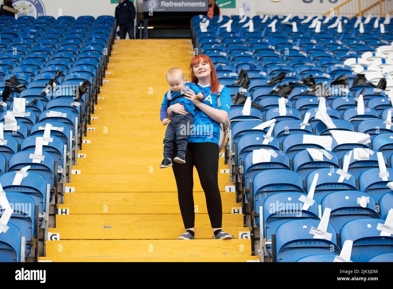 Stockport, Royaume-Uni. 30th juillet 2022. Stockport County fans avant le match Sky Bet League 2 entre Stockport County et Barrow au stade Edgeley Park, Stockport, le samedi 30th juillet 2022. (Credit: Mike Morese | MI News) lors du match Sky Bet League 2 entre Stockport County et Barrow au stade Edgeley Park, Stockport, le samedi 30th juillet 2022. Banque D'Images