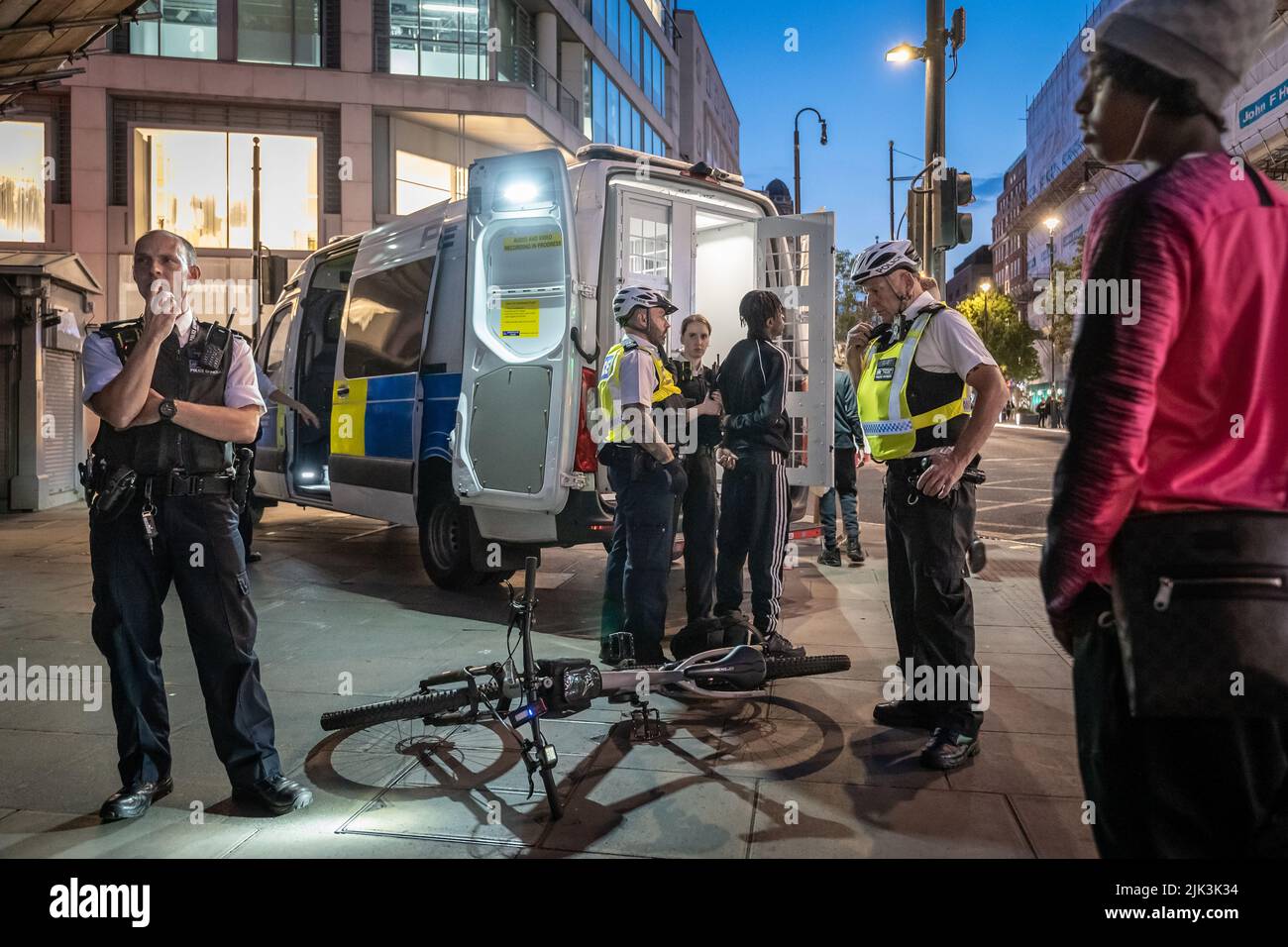 Londres, Royaume-Uni. 29th juillet 2022. Arrestation sur scène de crime à Oxford Street. La police a arrêté un jeune vendredi soir, sur Oxford Street. Credit: Guy Corbishley/Alamy Live News Banque D'Images