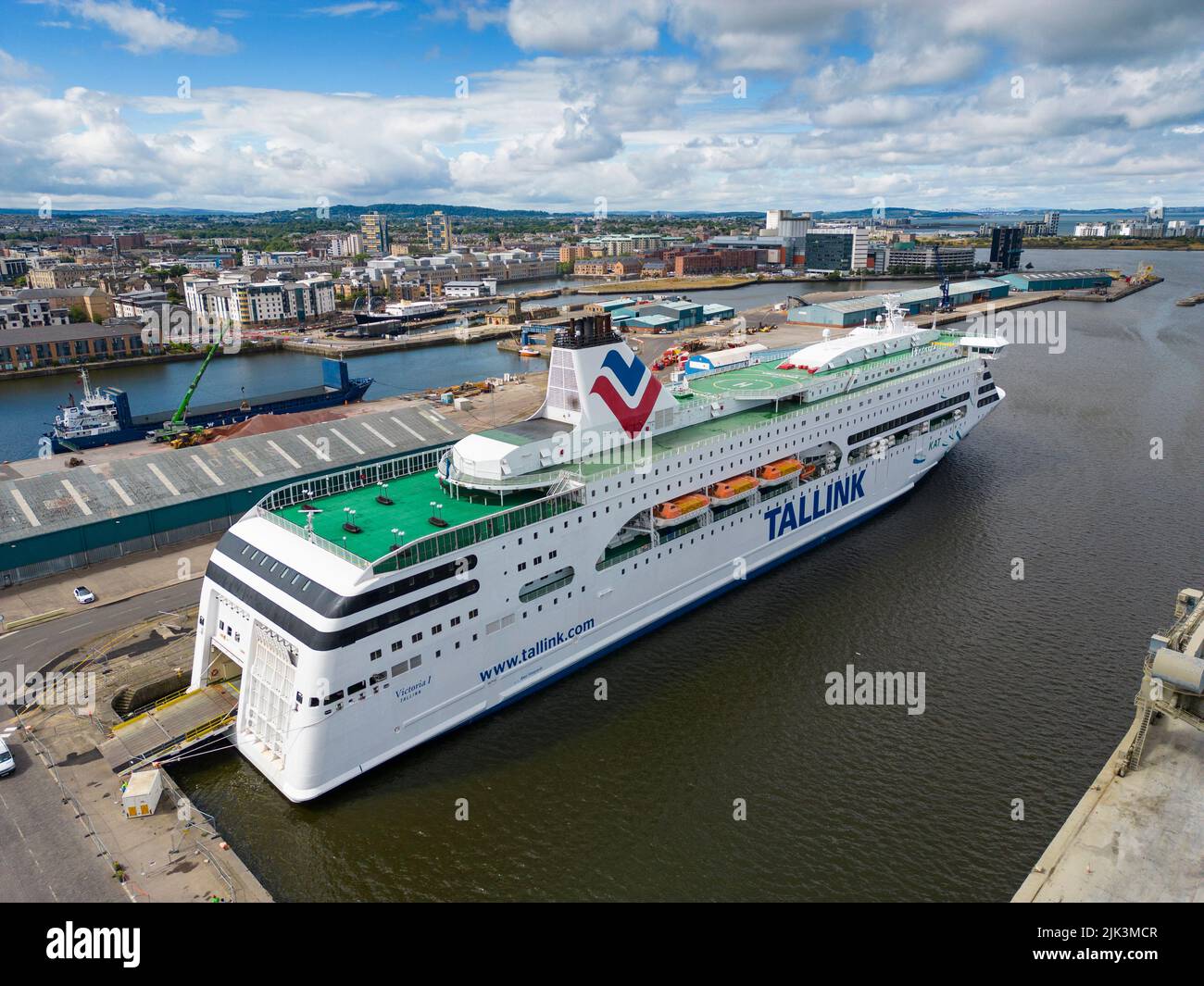 Leith, Écosse, Royaume-Uni. 30th juillet 2022. Vue sur le ferry estonien MS Victoria a amarré à un quai à Leith, Édimbourg. Le ferry a été acquis pour héberger temporairement les réfugiés ukrainiens arrivés en Écosse. Les premiers réfugiés ont déjà emménagé dans des cabines à bord. Iain Masterton/Alay Live News Banque D'Images